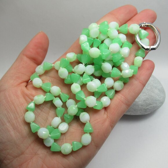 Uranium glass bead necklace - Picture 10 of 11